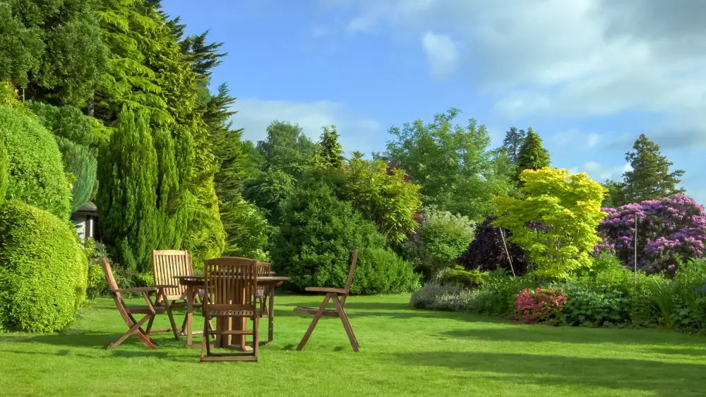 Garten mit Gartenmöbeln